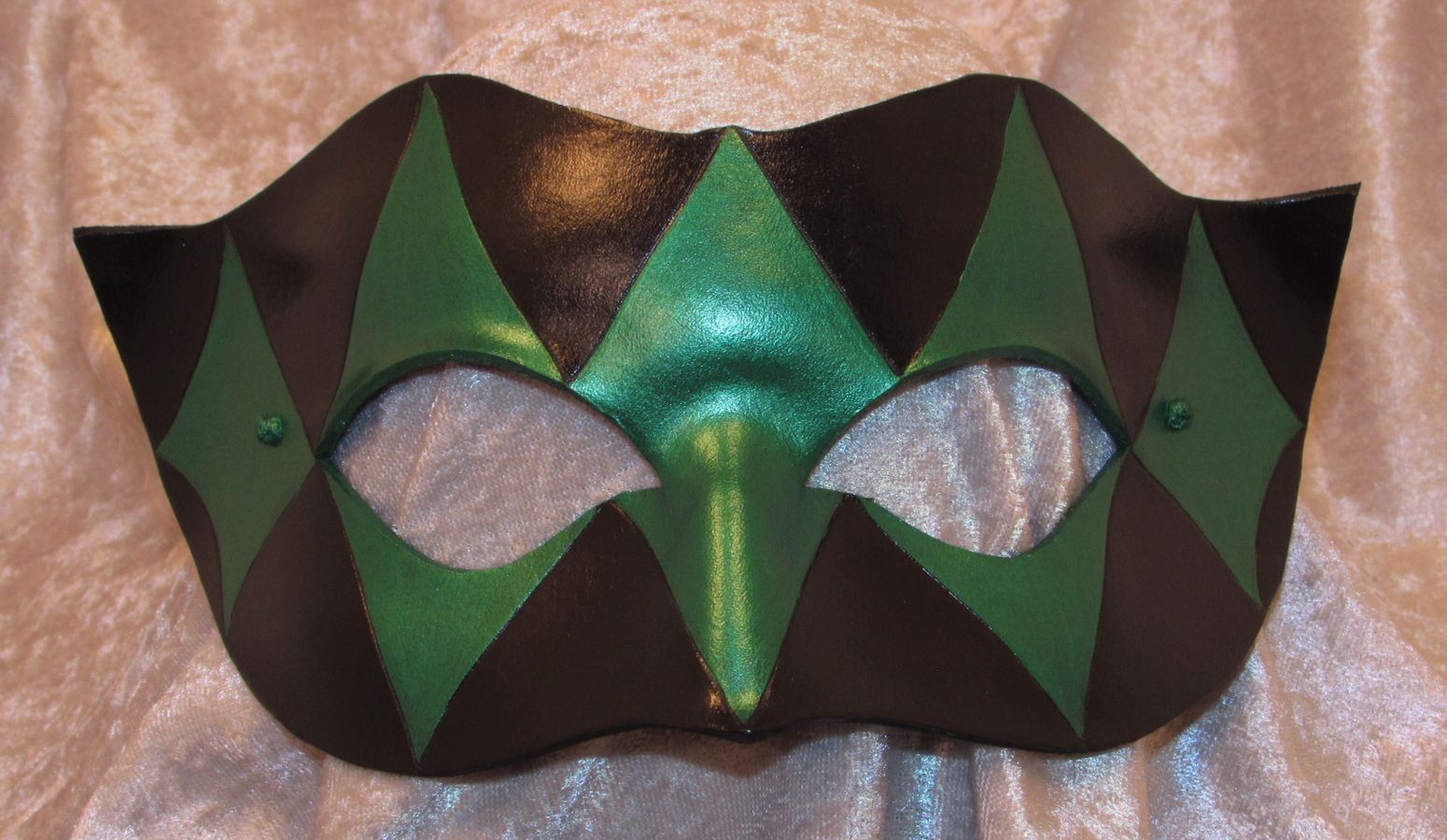 Green & black Demure Harlequin mask.
