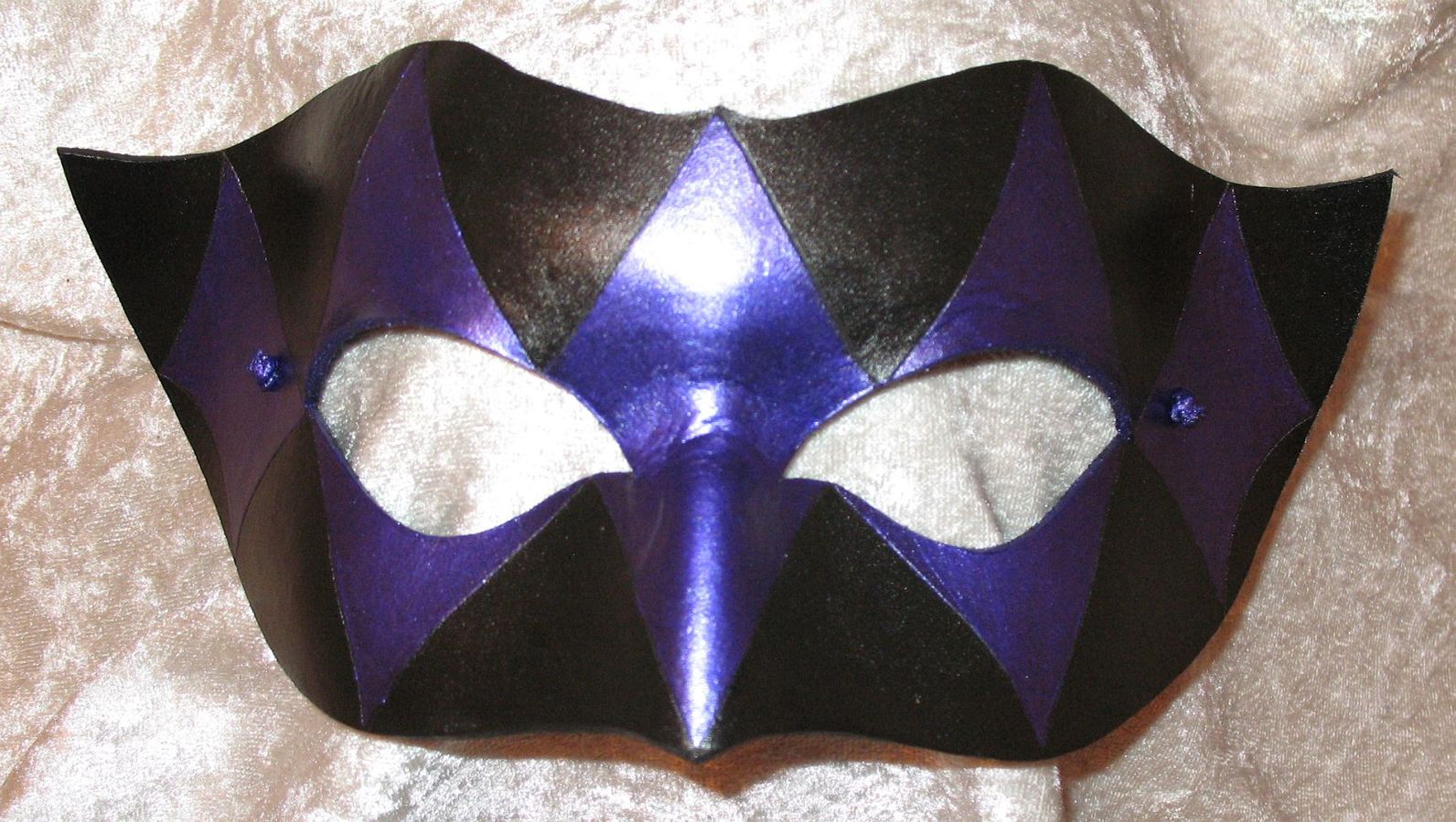 Purple & black Demure Harlequin mask.