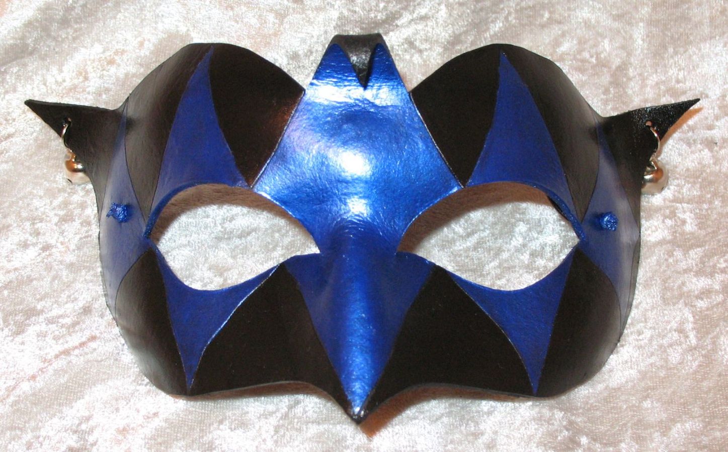 Blue & black Demure Jester mask.