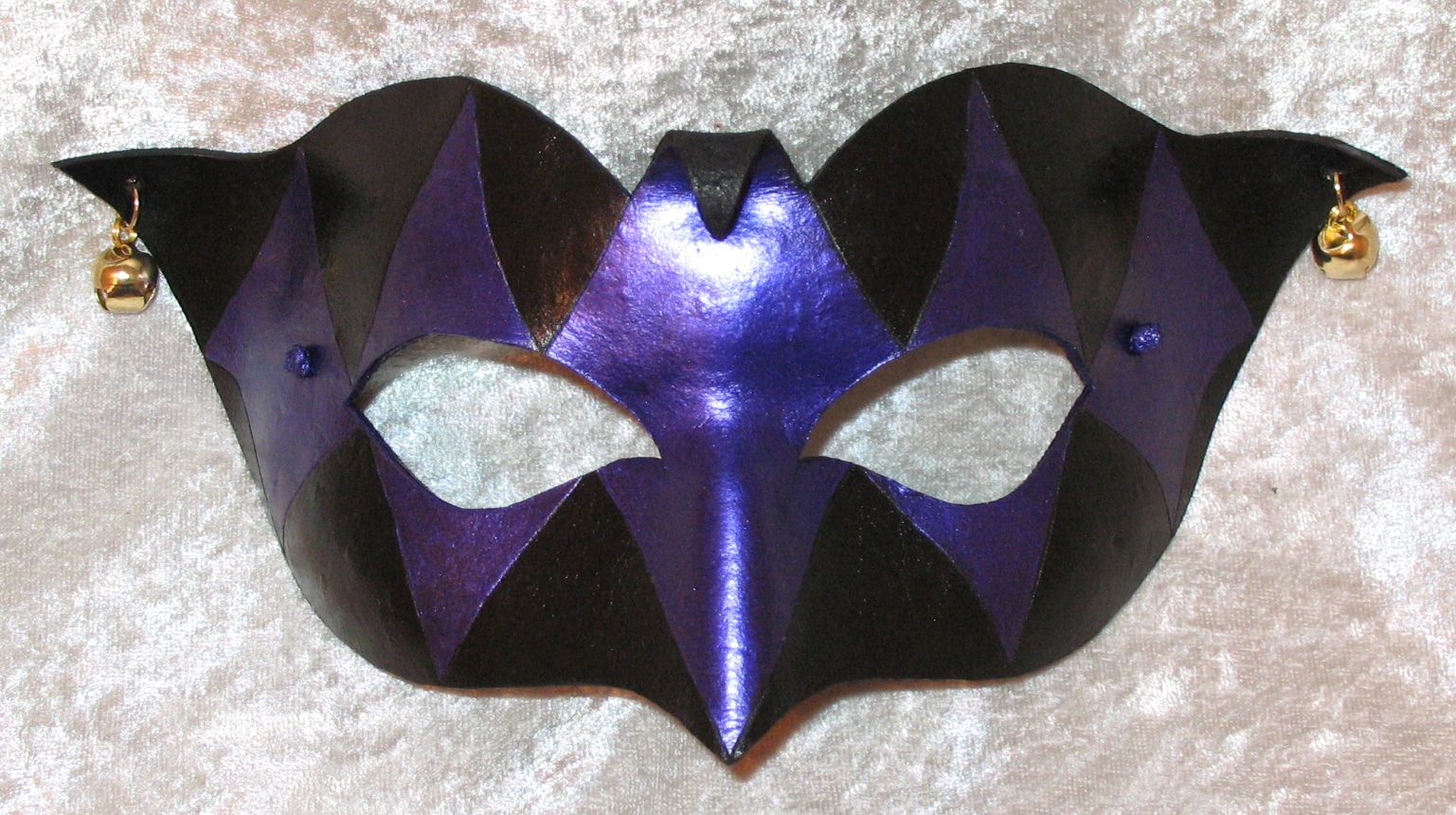 Purple & black Demure Jester mask.