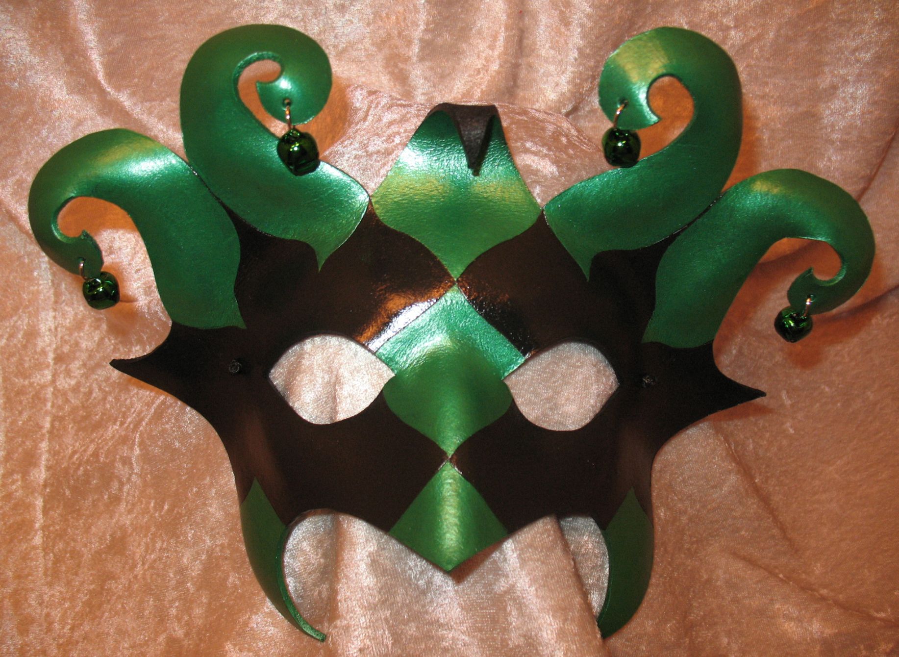 Green & black Dark Jester mask.